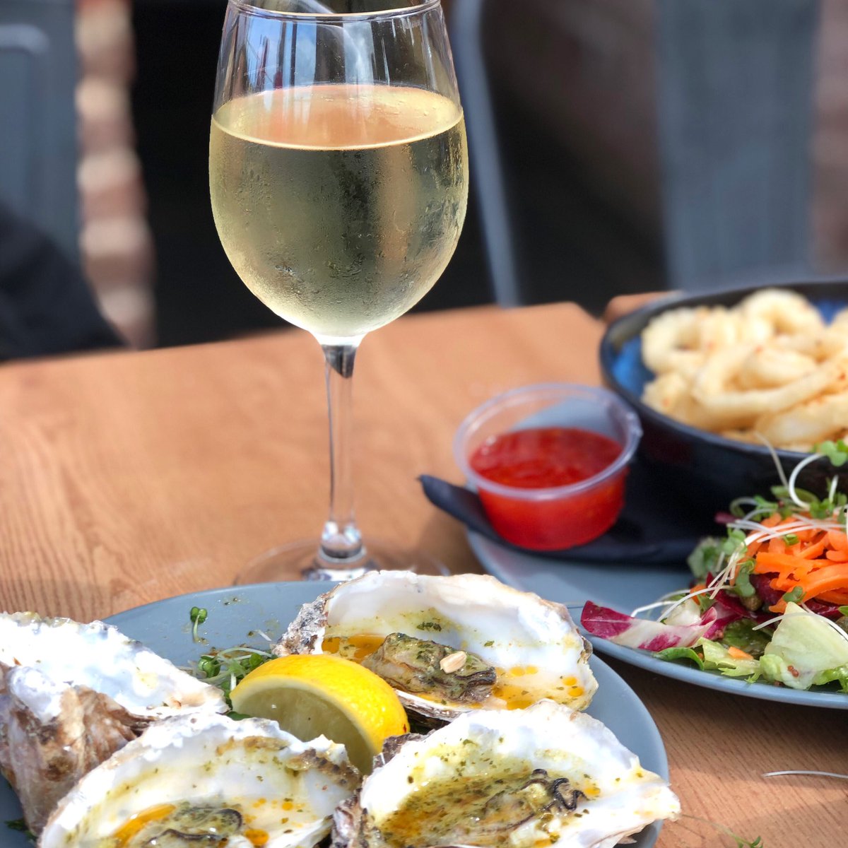 TheEcoDrinker's tweet photo. There’s no escaping @Winbirri this week in #Norfolk! The solaris goes down a treat with the scrumptious seafood @rockybottoms1 😋 #englishwine #lovelocal https://t.co/n5GuTya1aq