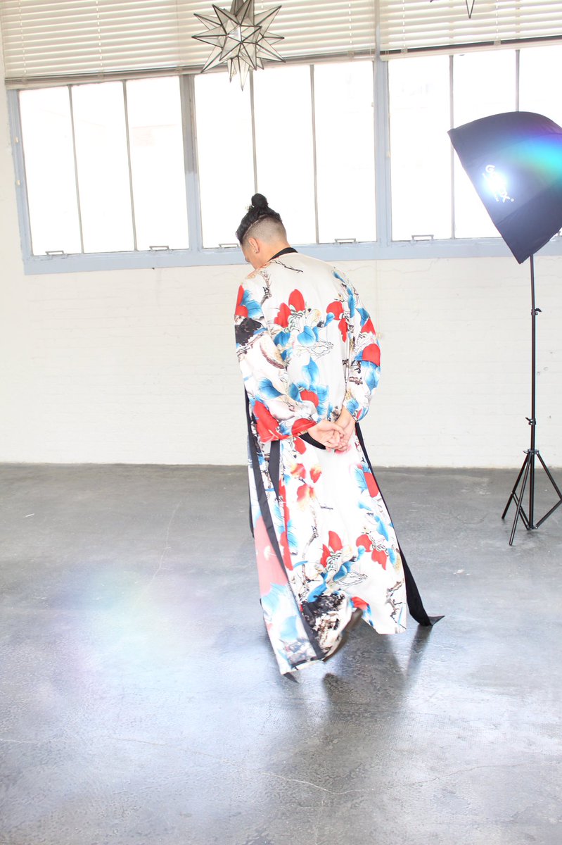 jPinNotes's tweet photo. Probably my absolute favorite article of clothing in my closet. ๐
#jPinNotes #Photography #AndrogynousFashion #ManBun #QPOC #Fashion #OutfitInspiration #StyleInspiration https://t.co/9XHEmKtiXa
