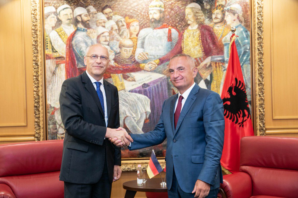 ilirmetazyrtar's tweet photo. I bindur se gjatë mandatit të tij, #Ambasadori z.#PeterZingraf do të japë një #kontribut të vyer në dobi të #zhvillimit dhe #forcimit të mëtejshëm të marrëdhënieve në të gjitha fushat mes #Shqipërisë dhe #Gjermanisë. 🇦🇱🤝🇩🇪 @AuswaertigesAmt 3/3 https://t.co/BCTROaglPk