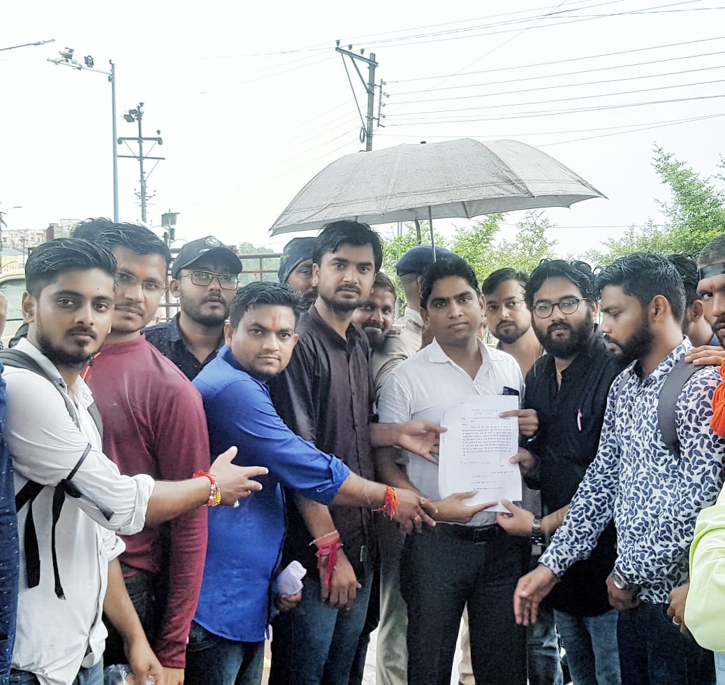 cgagainst72's tweet photo. #against72reservatinon #against72%
सामान्य वर्ग सुरक्षा हित आंदोलन के बैनर तले आज एक दिवसीय धरना दिया गया,
सरकार  72% रिजर्वेशन वापस ले यही हमारी मांग है
@bhupeshbaghel @narendramodi @AmitShah @ChhattisgarhCMO @PMOIndia @drramansingh https://t.co/tqsBYxSTxT