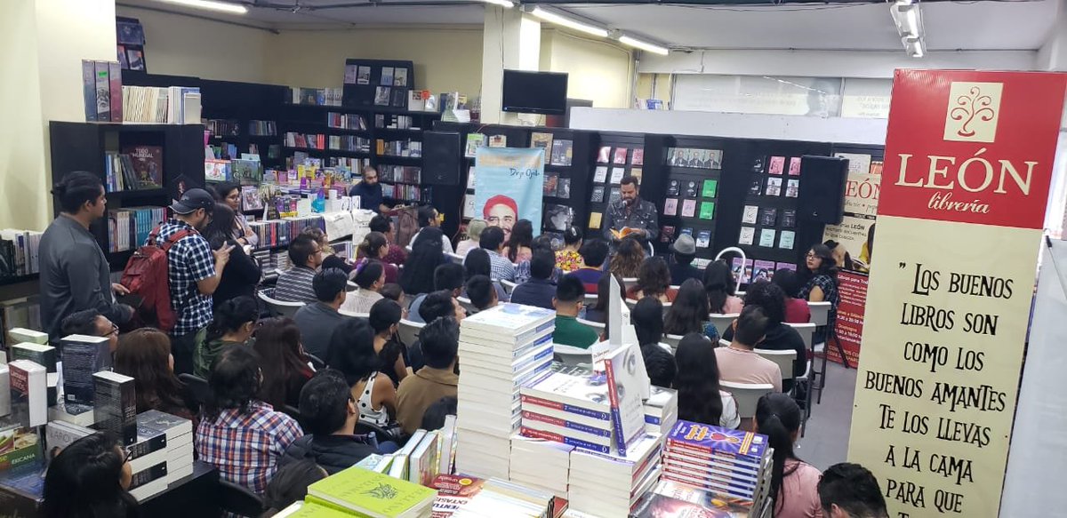 EditHiperlibro's tweet photo. Recital y firma de libros de @diegoojeda85 en @LibreriaLeon 

@MueveTuLengua_ 
@MueveTuLenguaMX 
#libros
#poesia
#diegoojeda
#hiperlibro
#muevetulengua
#puebla https://t.co/y1cActFBkK