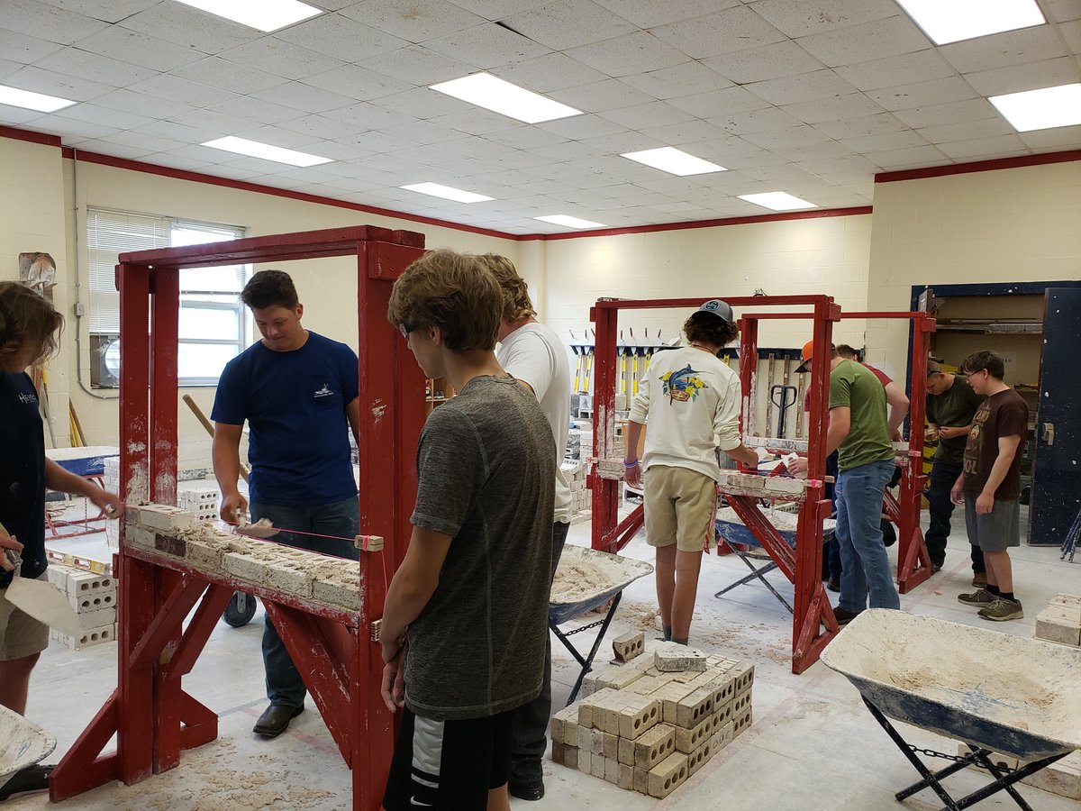 david_paynr's tweet photo. Masonry 1 1st time in shop and learning a new trade. Wow what a great group of students I have! Go Mustang's #mustangnation #horsepowER https://t.co/KDzekvWpWK