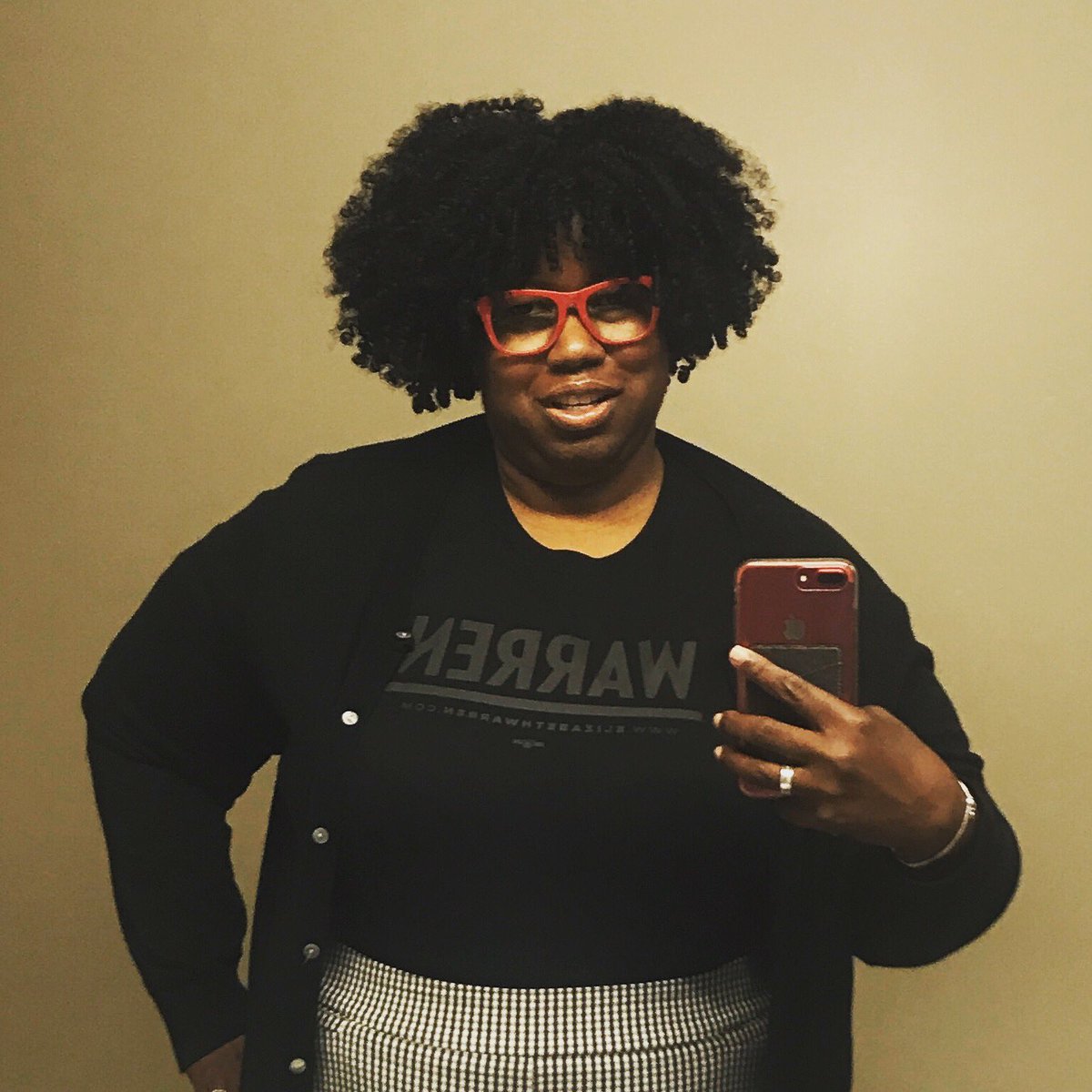 PaisleyPerspect's tweet image. Wearing my fave @ewarren #tshirt with #checkeredpants &amp;amp; red popping eyeglasses. #lookoftoday #WinWithWarren