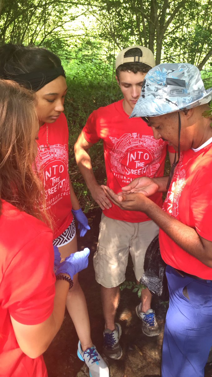 lindseywhitwo10's tweet photo. Great way to start the year, creek cleanup and interacting with wildlife! #intothestreets #martinmethodist https://t.co/oB3mYJUZYr