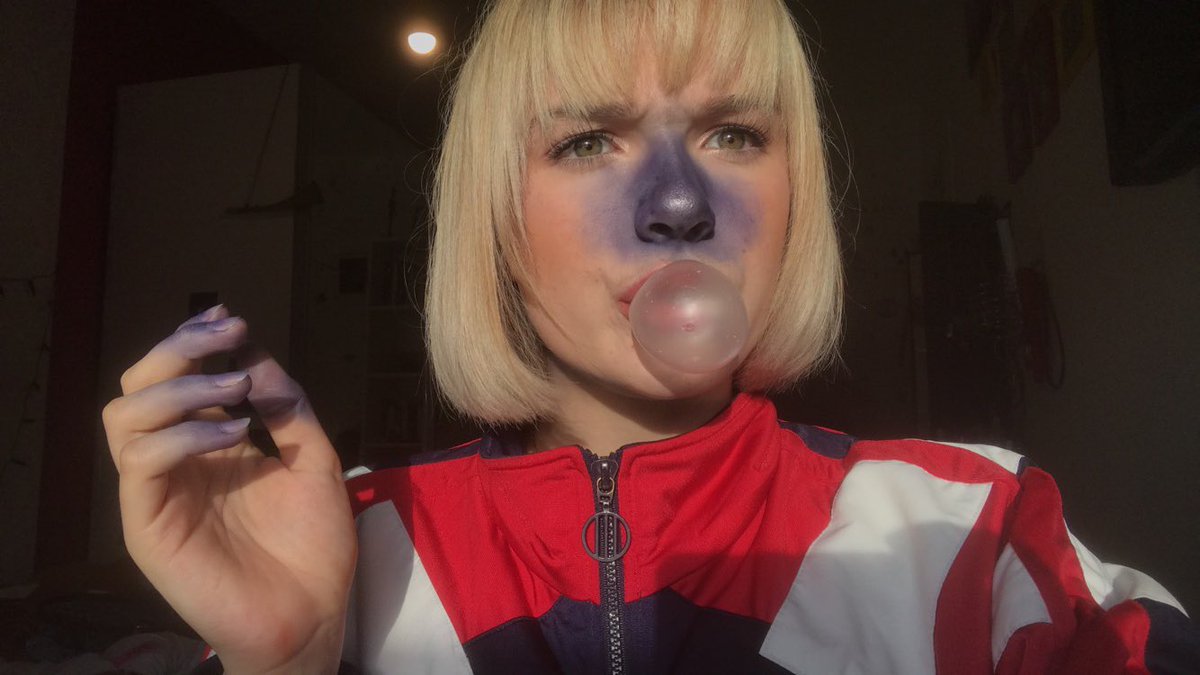 maesl__'s tweet photo. J’ai fait un p’tit makeup de violette parce qu’il parait que je lui ressemble avec mon carré, j’vous partage https://t.co/AufHYIs9VG