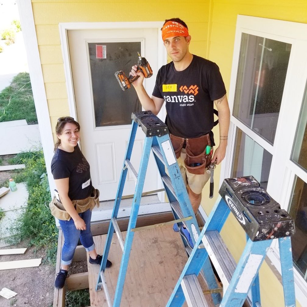 canvasfamily's tweet photo. These Canvas family members are bringing some serious curb appeal to Fort Collins with @Habitat_org. We rolled up our sleeves to put some finishing touches to the exterior of this new home!
#WelcomeHome #BeyondTheBranch #CanvasCares #CanvasFamily #ColoradoCommunity https://t.co/Rp8t3ai5Iq