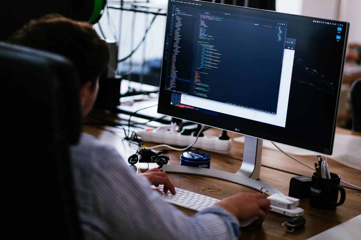 touch4it's tweet photo. Our skilled #developers are specialists in the field of #softwaredevelopment. By creating high-quality and functional #software solutions can a dentist, for example, intuitively control the entire dental unit or a warehouse operator can easily manipulate the whole storage system. https://t.co/5NKBkNWiAV