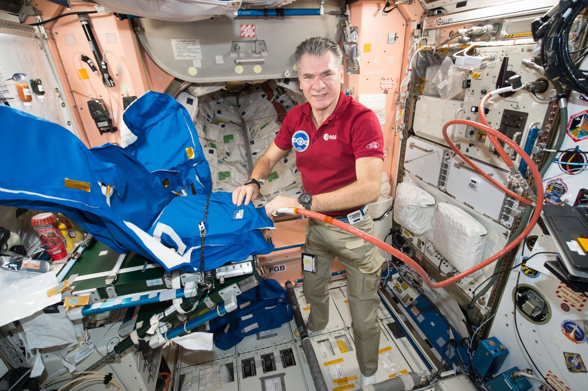 astro_paolo's tweet photo. Cose da fare quando sei nello Spazio.
Qui stavo testando una nuova protezione contro le radiazioni cosmiche.

Things to do when you are in Space.
Here I was testing a new protection system against cosmic radiation.

#spacestation #iss #space #astronautlife #astronauts #esa https://t.co/JMs0wYUfyb