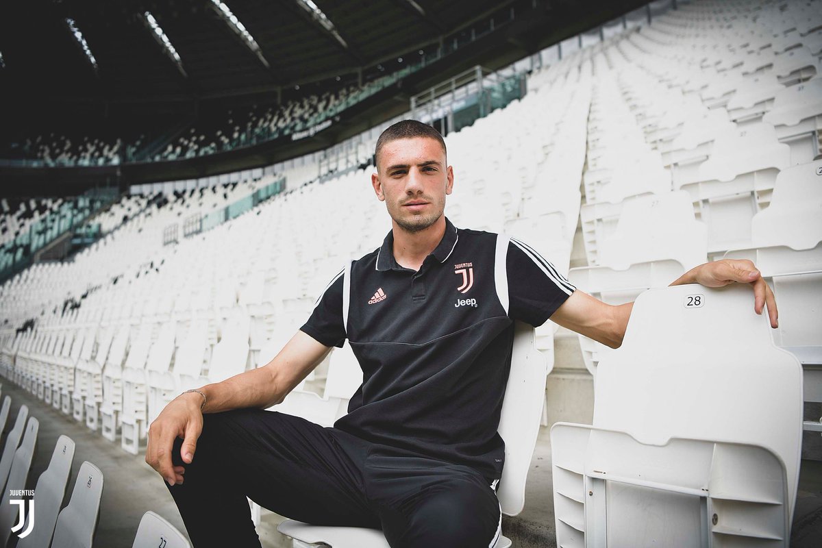 juventusfcid's tweet photo. 💪 DEMIROCK 💪
Demiral jalani tur stadion dan museum.
➡️https://t.co/bzd1RfGBhS
#WelcomeMerih https://t.co/pAN4RjNetp