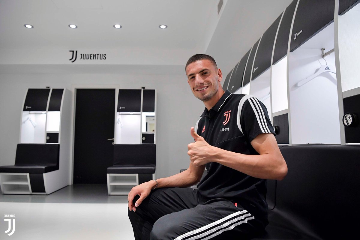 juventusfcid's tweet photo. 💪 DEMIROCK 💪
Demiral jalani tur stadion dan museum.
➡️https://t.co/bzd1RfGBhS
#WelcomeMerih https://t.co/pAN4RjNetp