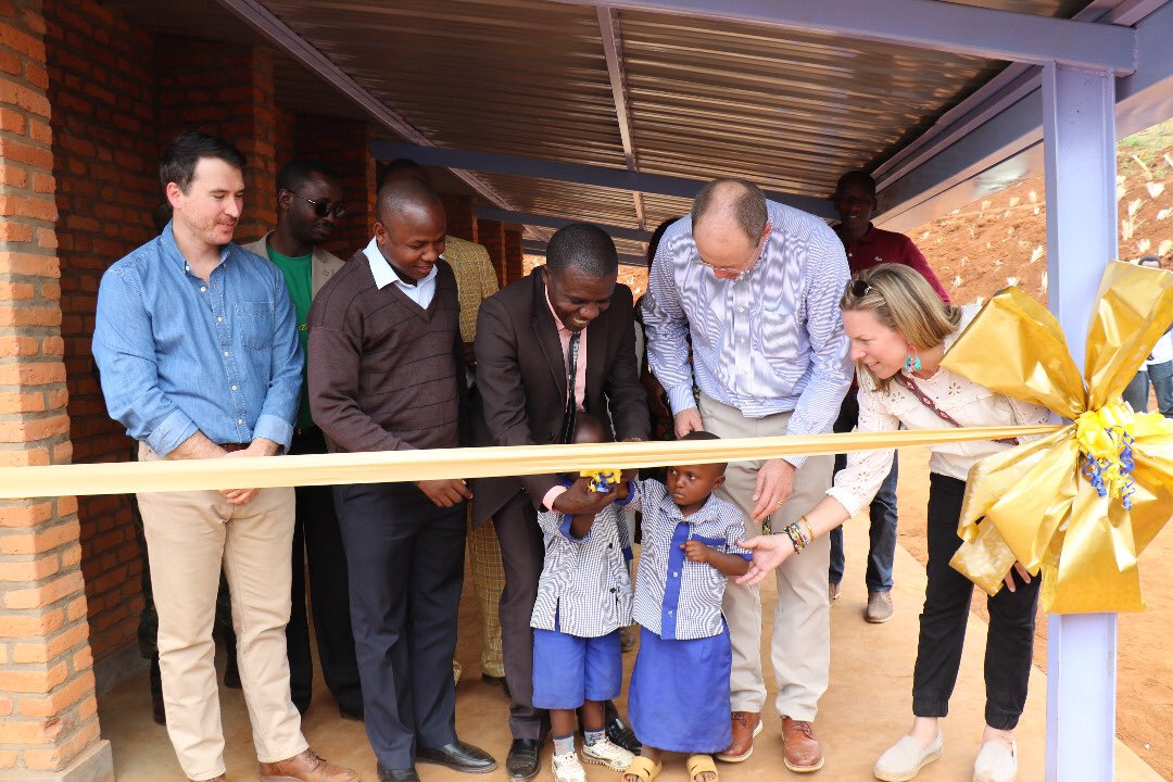 Nyamasheke's tweet photo. V/M FED inaugurates 3 Classrooms, kitchen, washrooms and a beautiful garden  built at Mwito Primary School in Bushenge Sector in partnership  with Rwanda Trading Company.
All the works costed 100.000USD 
@RwandaWest @RwandaLocalGov @RwandaLocalGov @RwandaTradingCo @REBRwanda https://t.co/uRQJbogo4g