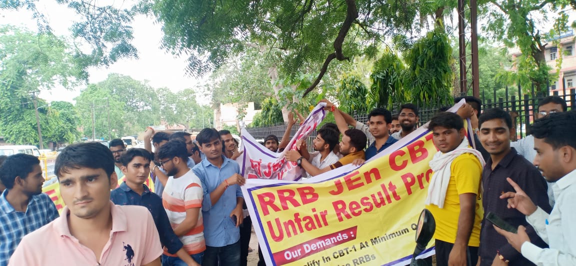 soumya475's tweet photo. #rrbjeunfairesult #rrbjeunfairesult 
#rrbjeunfairesult #rrbjeunfairesult 
#rrbjetechunfairresult
#RRB_JE_UNFAIR_RESULT #RRBJE 
#rrbjeprotest @ndtv @Zee24Ghanta @ZeeNews @ABPNews @abpanandatv @aajtak @indiatvnews @IndiaToday @TimesNow @republic
 #Delhi #Patna #Kolkata #Jaipur https://t.co/r14IjsNnve