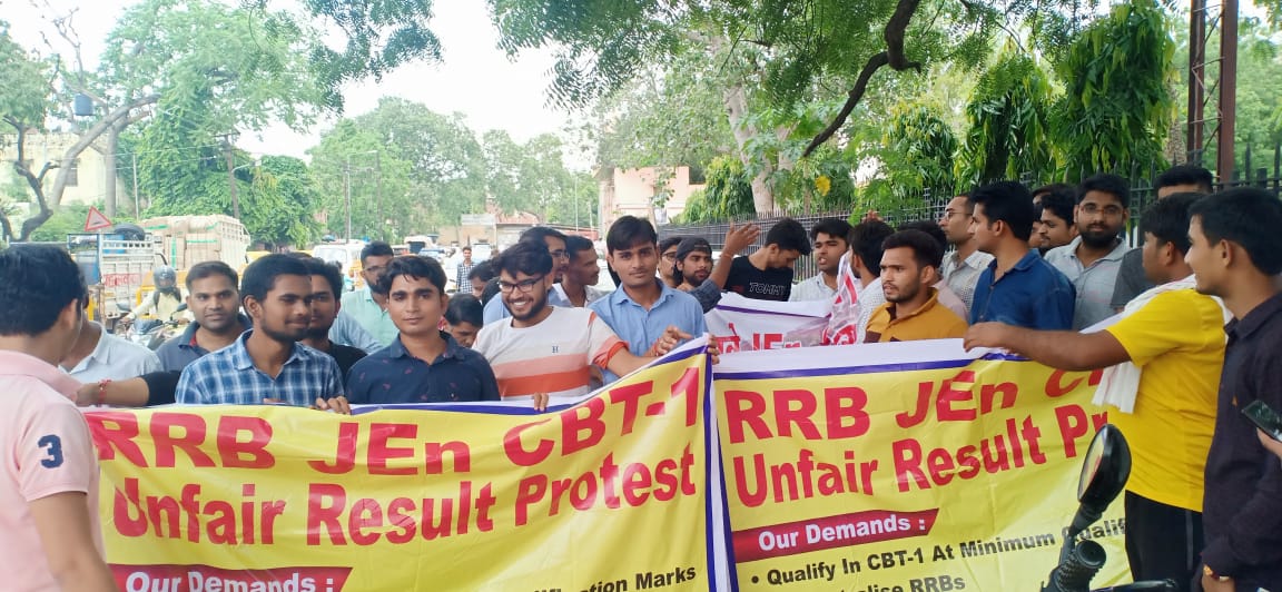 soumya475's tweet photo. #rrbjeunfairesult #rrbjeunfairesult 
#rrbjeunfairesult #rrbjeunfairesult 
#rrbjetechunfairresult
#RRB_JE_UNFAIR_RESULT #RRBJE 
#rrbjeprotest @ndtv @Zee24Ghanta @ZeeNews @ABPNews @abpanandatv @aajtak @indiatvnews @IndiaToday @TimesNow @republic
 #Delhi #Patna #Kolkata #Jaipur https://t.co/r14IjsNnve