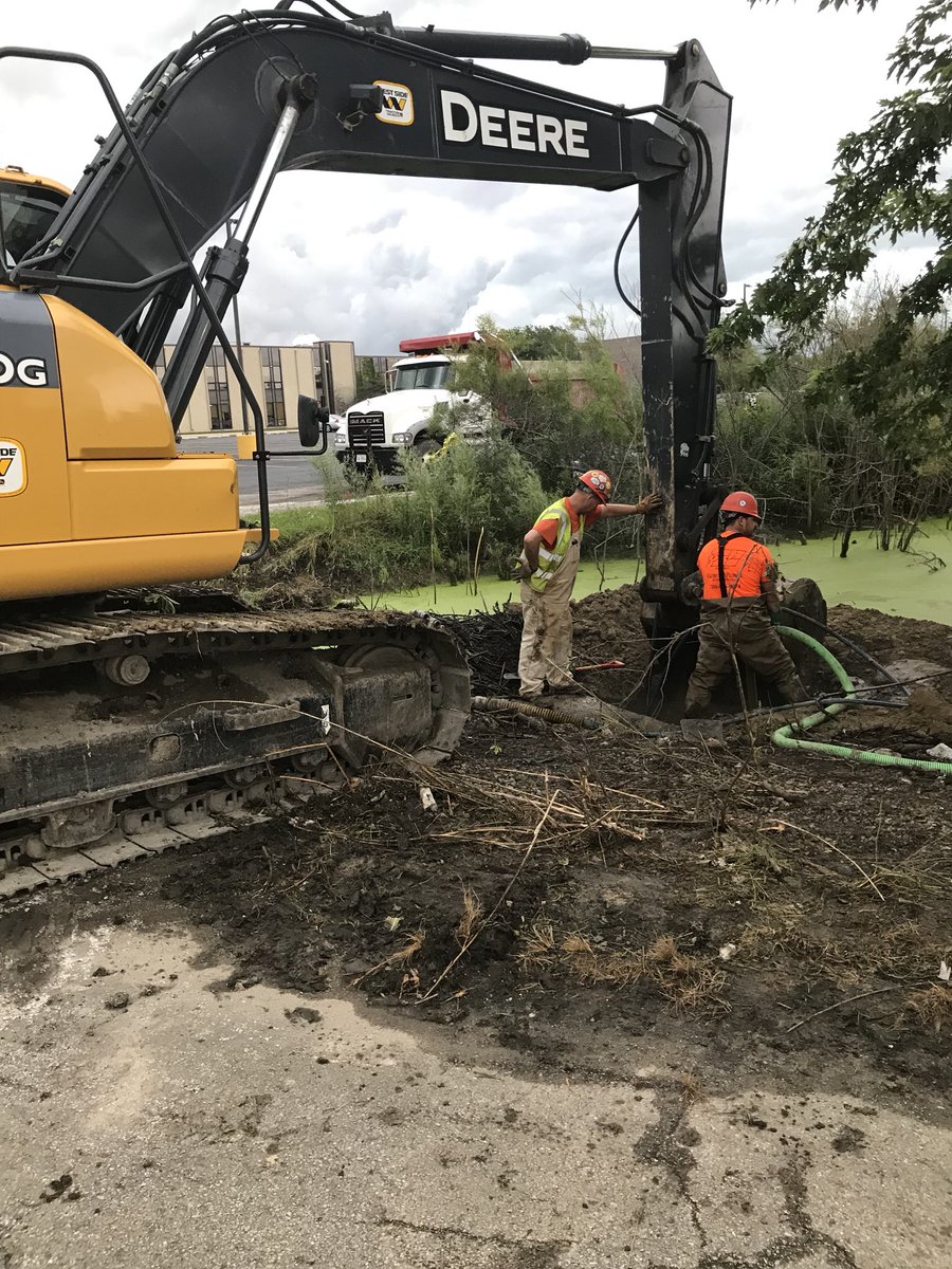 kevin_baffoe's tweet photo. Pond maintenance. Trying to beat the rain at Rich South. #RichInStudentScuccess @Richsouthhs @District227 https://t.co/vcIb7RQ09i