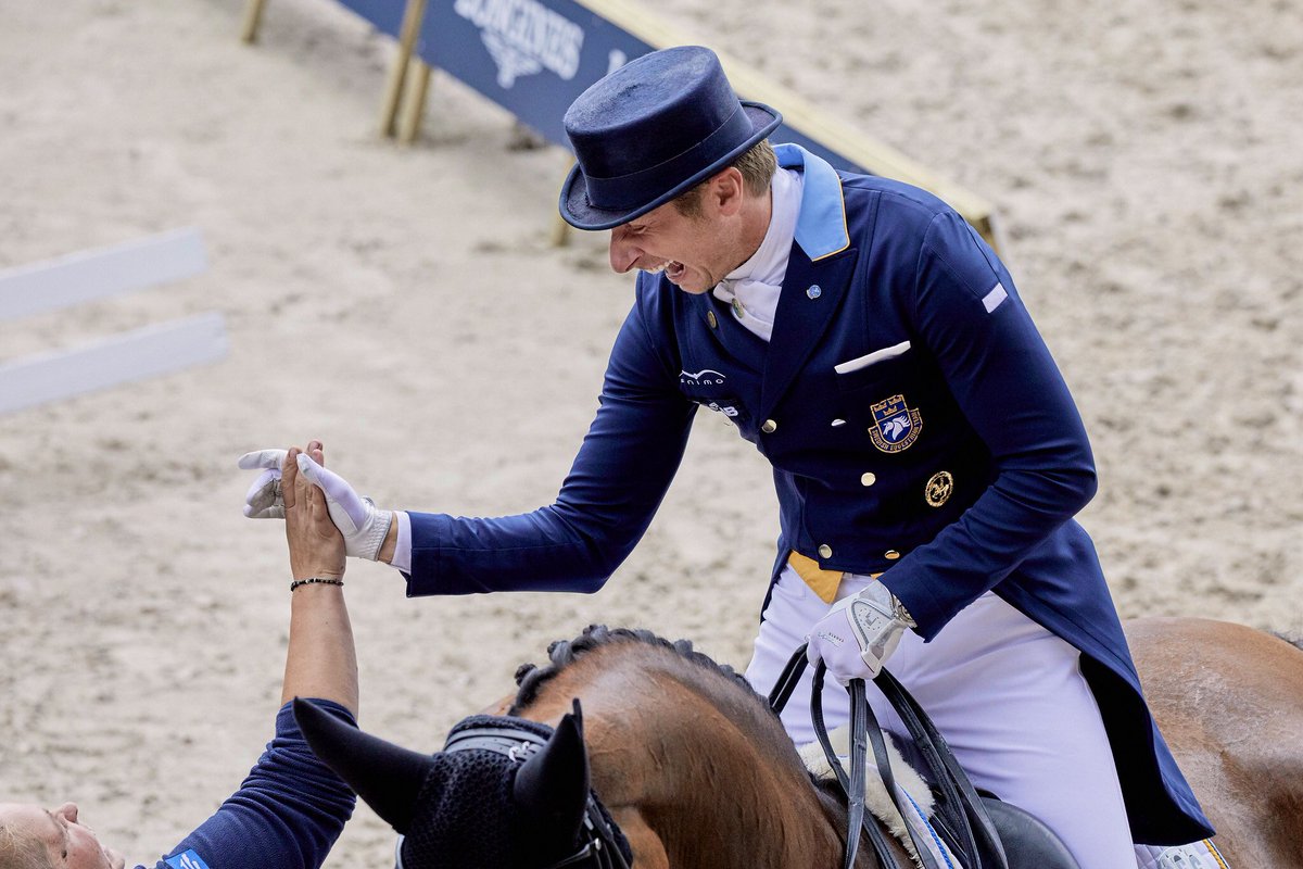 2TheBarn_'s tweet photo. A shock elimination for one nation, a 24th victory in the Dressage European Championships for another and one team makes history! Head https://t.co/mctrxHAh7m to read up on today’s action from the @LonginesEq @FEI_Global Europeans! 🐎🏆 #2TheBarn #DressageDivas https://t.co/bRIZXfKSXI