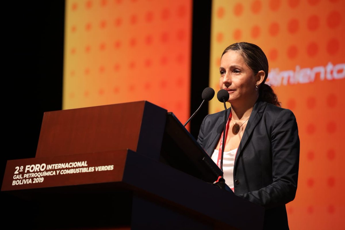 YPFB_corp's tweet photo. “El FOROGAS es un espacio único donde se concentran los actores del sector público y privado que son los que movilizan el desarrollo en la cadena de los hidrocarburos”, Claudia Cronenbold, presidente de la Cámara Boliviana de Hidrocarburos y Energía.
#YPFB #FOROGAS2019 #SemanaH https://t.co/fgChlrHq4w