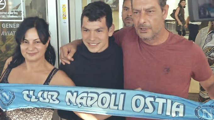 Chucky Lozano ya posa con una bufanda del Napoli 