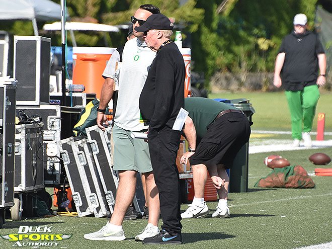 DuckSports's tweet photo. Much better picture of Uncle Phil at #GoDucks football practice. Bill Musgrave just showed up too. https://t.co/buULm7KVJX
