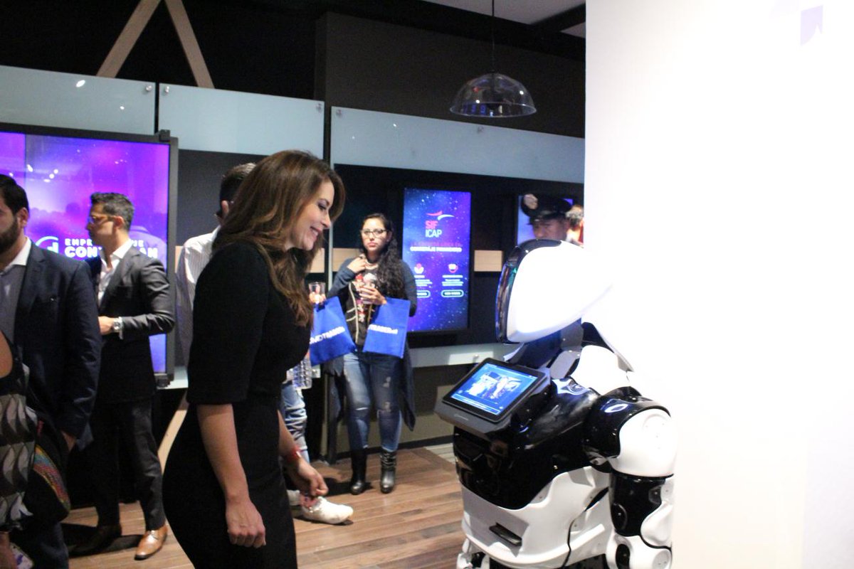 RobotsMexico's tweet photo. Promobot puede adaptarse a la altura de una persona con la que se comunica. Esta característica hace que la comunicación con el robot sea cómoda para niños y adultos.

#Tecnología #Robot #México #CDMX #Promobot #Autónomo #Negocio #Empresas #Negocios #Escuelas https://t.co/xljXXIsMEr