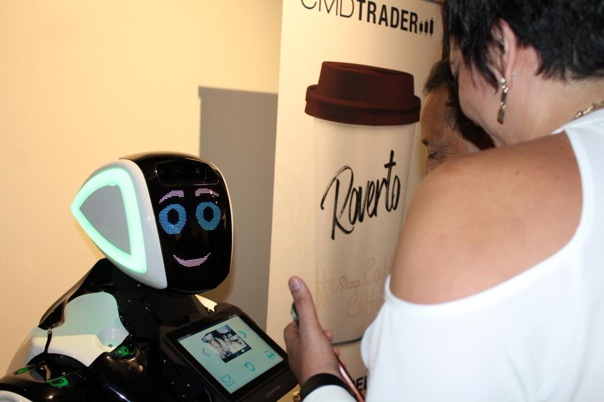 RobotsMexico's tweet photo. Promobot puede adaptarse a la altura de una persona con la que se comunica. Esta característica hace que la comunicación con el robot sea cómoda para niños y adultos.

#Tecnología #Robot #México #CDMX #Promobot #Autónomo #Negocio #Empresas #Negocios #Escuelas https://t.co/xljXXIsMEr
