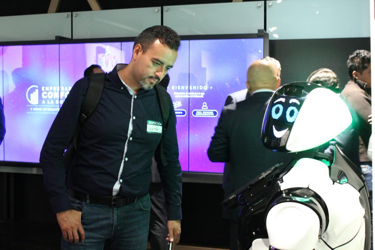 RobotsMexico's tweet photo. Promobot puede adaptarse a la altura de una persona con la que se comunica. Esta característica hace que la comunicación con el robot sea cómoda para niños y adultos.

#Tecnología #Robot #México #CDMX #Promobot #Autónomo #Negocio #Empresas #Negocios #Escuelas https://t.co/xljXXIsMEr