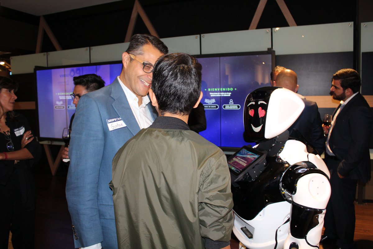 RobotsMexico's tweet photo. Promobot puede adaptarse a la altura de una persona con la que se comunica. Esta característica hace que la comunicación con el robot sea cómoda para niños y adultos.

#Tecnología #Robot #México #CDMX #Promobot #Autónomo #Negocio #Empresas #Negocios #Escuelas https://t.co/xljXXIsMEr