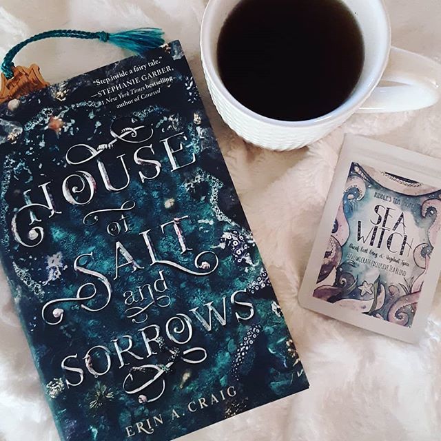 GeekeryBookClub's tweet photo. I am such a sucker for fairytales retold! 🧚‍♂️🧜‍♀️🧝‍♀️🧞‍♂️ And tea. Especially bookish teas. 📚☕
This months Owlcrate ticks both boxes! ✔

House of Salt and Sorrows synopsis: "An eerie, lovely 'Twelve Dancing Princesses' retelling full of ghosts and gods … https://t.co/XSBUCCoFhC https://t.co/XMSxXZAtps
