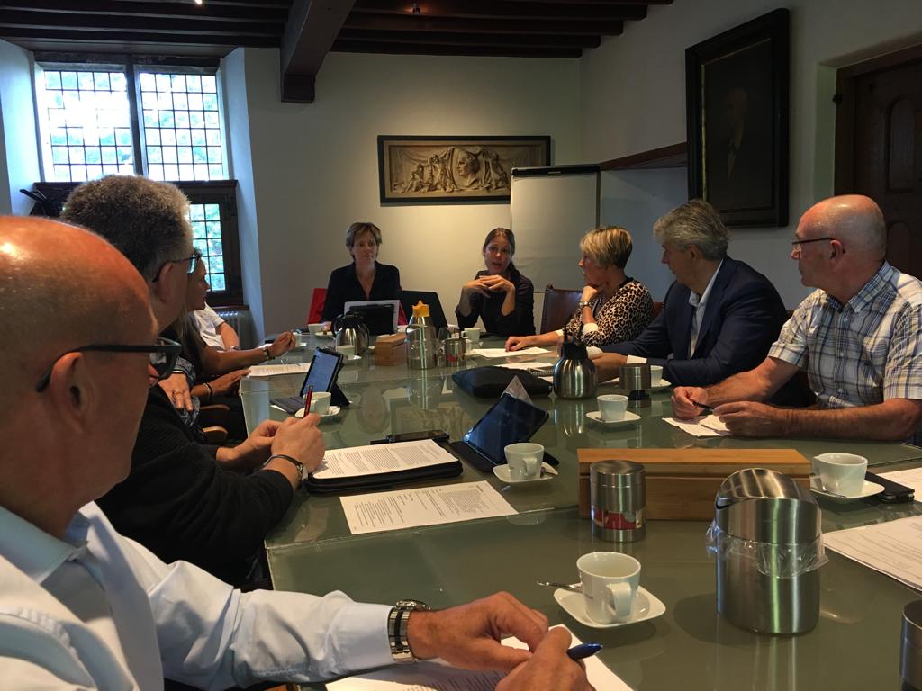 Constructief overleg met ondernemersverenigingen en <a href="/veron_nu/">Veron.nu</a> over lokale binding bij inkopen en netwerken door bedrijven in <a href="/LingewaardGem/">Gemeente Lingewaard</a>. Mooie inspirerende ideeën met <a href="/louisdupre4_pre/">Louis du Pré</a>, <a href="/vaneimeren/">Henk van Eimeren</a> <a href="/GClaassen/">Geert Claassen</a>, <a href="/HarrijCreemers/">Harrij Creemers</a>, <a href="/elavermeulen/">Etienne Vermeulen</a>, <a href="/anjadeweerd/">Anja de Weerd</a>.