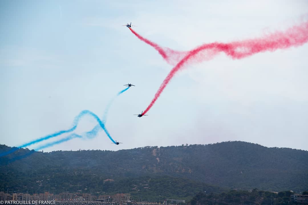 PAFofficiel's tweet photo. Nous vous donnons déjà rendez-vous : 
📌 Passage pour l'ouverture des Championnats du monde de Voltige à Châteauroux demain, 
📌 le 24 août à Perros-Guirec, 
📌 le 25 pour le Meeting Aérien International de la Somme - Hauts de France à Albert.
 #patrouilledefrance #WAC2019  #FFA https://t.co/DDVfBL6BhA