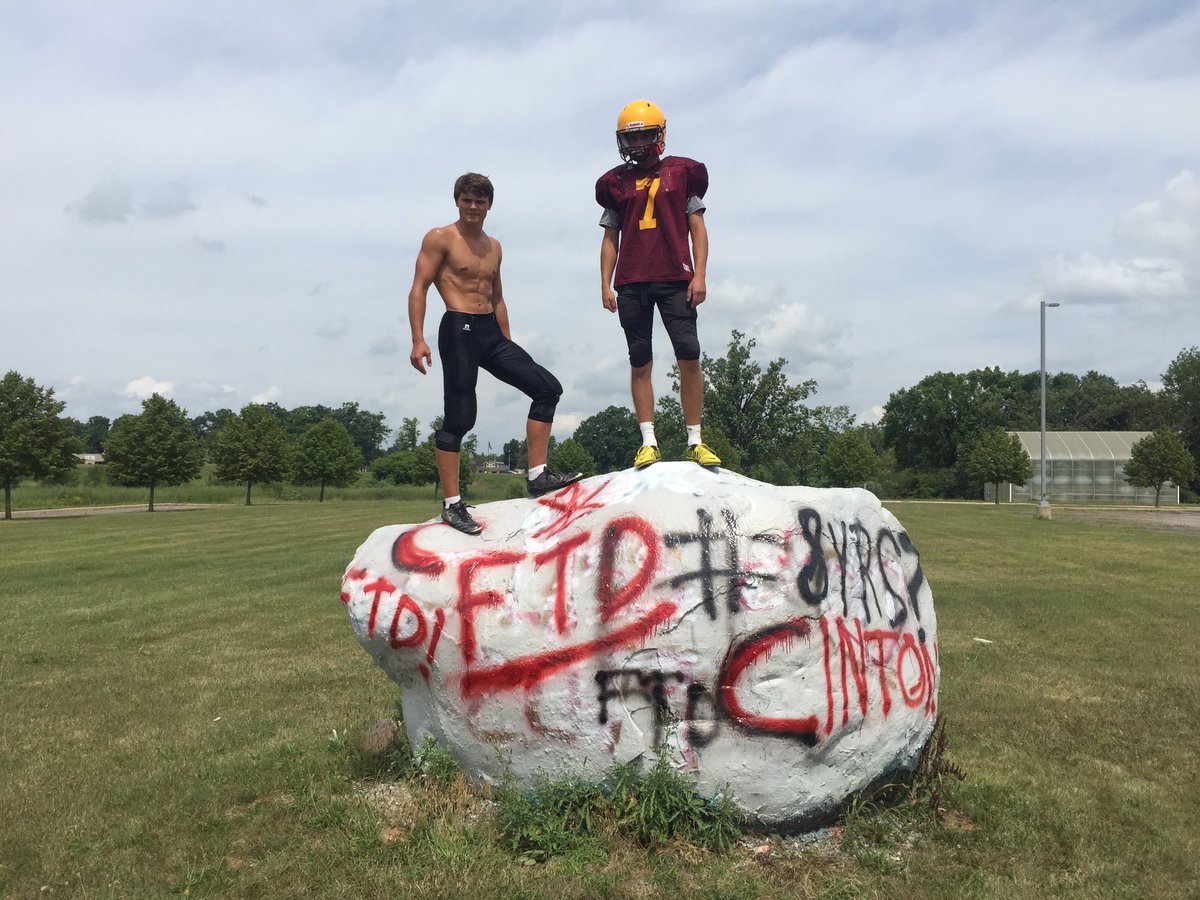 AlchemyLTAD's tweet photo. Looks like Cinton is worried, they painted Fear The Dutch 😉on The Manchester Rock 👊 https://t.co/bJDs3hZM1g