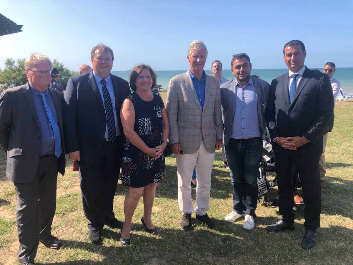 sweethome14390's tweet photo. Le roi de Belgique en visite à Sweet Home @Ville_Cabourg avec @christoblanchet les adjoints au maire de Cabourg.
Il est venu saluer les vétérans de la #brigadepiron 
@msa_actu  @Cap_France https://t.co/wLu9UrcxT0
