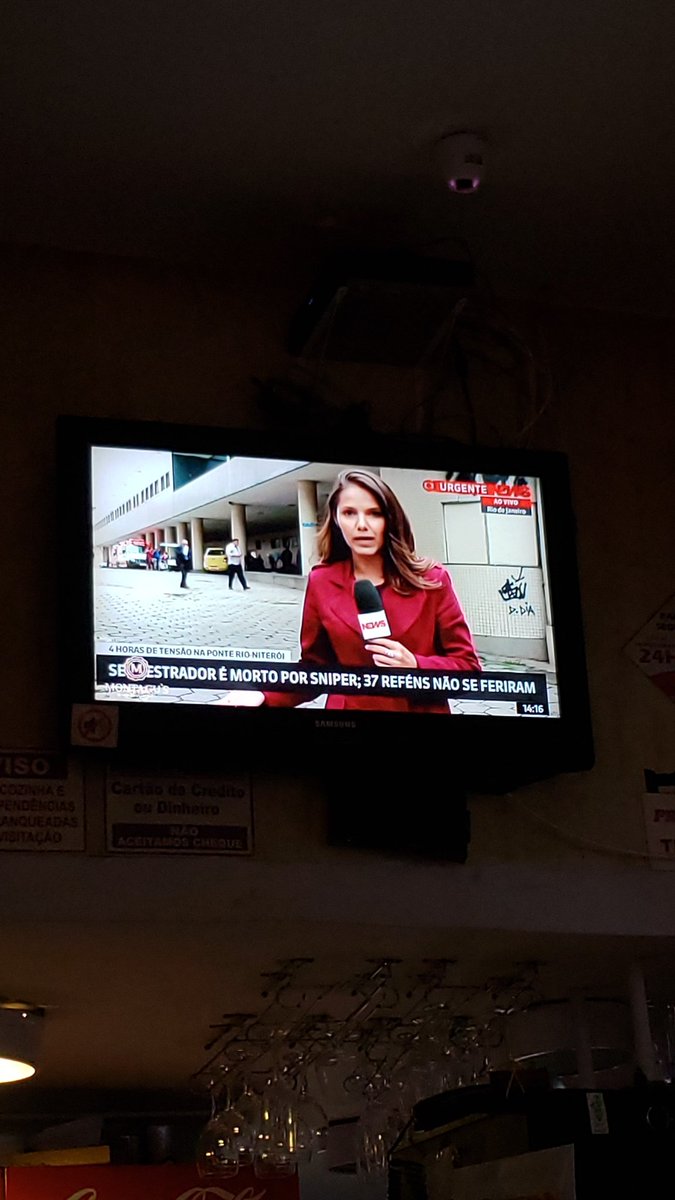 FreindMichele's tweet photo. A Globo news se tornou sensacionalista e de má fé. Vim comer e só passam a notícia antiga do ônibus 174 onde morreu bandido e vítima. Eles n tem o menor interesse em notícias q deram tudo certo. Buscam no passado uma forma de confundir o público. Vergonhoso. https://t.co/wQwxrSlRqg