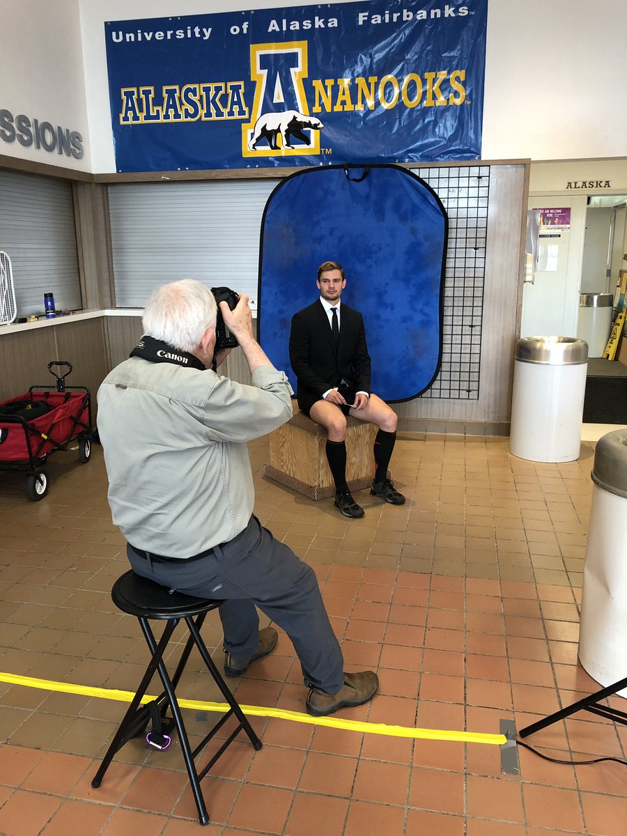 NanooksHockey's tweet photo. Classic headshot day w/ workout after 👔🏃🏼‍♂️ #SayCheese https://t.co/BXVUgyH5Wz