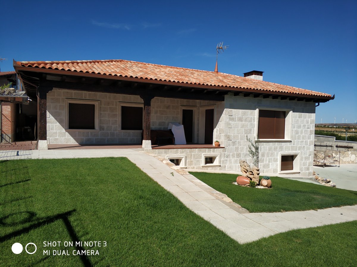 arquepre's tweet photo. Otra obra acabada y cliente satisfecho. Placado y recerco mod. Castilla y porche y aleros imitacion a madera. https://t.co/Jq3qlcKVoY