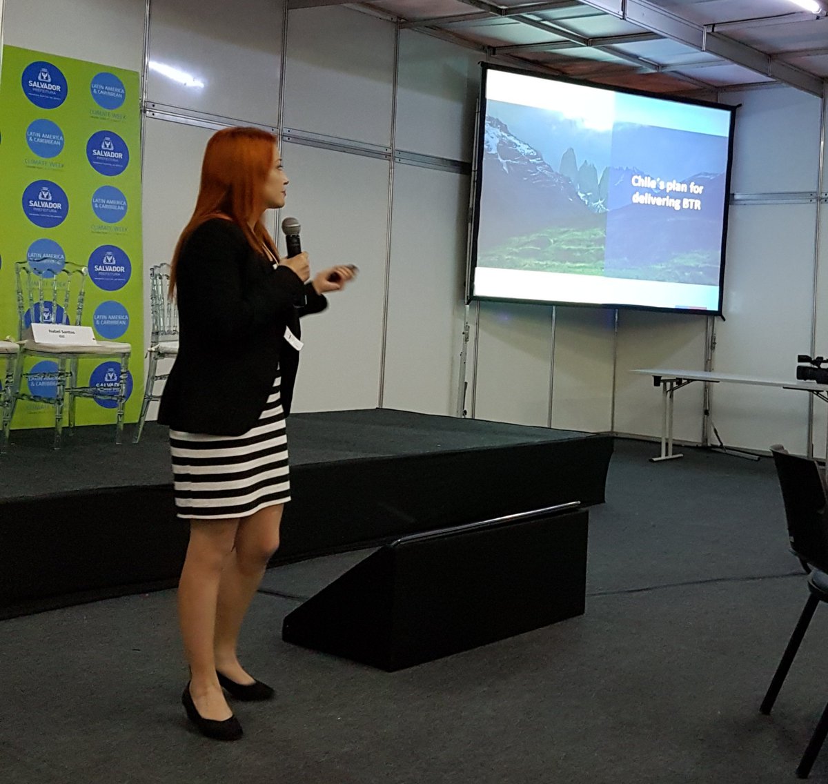 farias_fefe's tweet photo. En la #ClimateWeekLAC el @MMAChile explica cómo se está preparando para reportar y cumplir su parte en el #AcuerdodeParis, evento organizado x @TrackingClimate #transparenciaclimatica https://t.co/ZpnflnOEqe