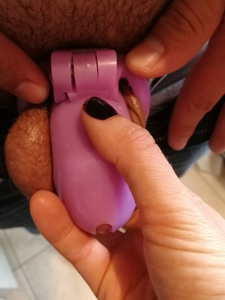 eldominat's tweet photo. En réponse au commentaire de @mysterymanva : to show you how small it is 😂 @cb6000 #smalldick #petitequeue #domina #cocu #cuckold #chastity https://t.co/4IlLqQkLGk