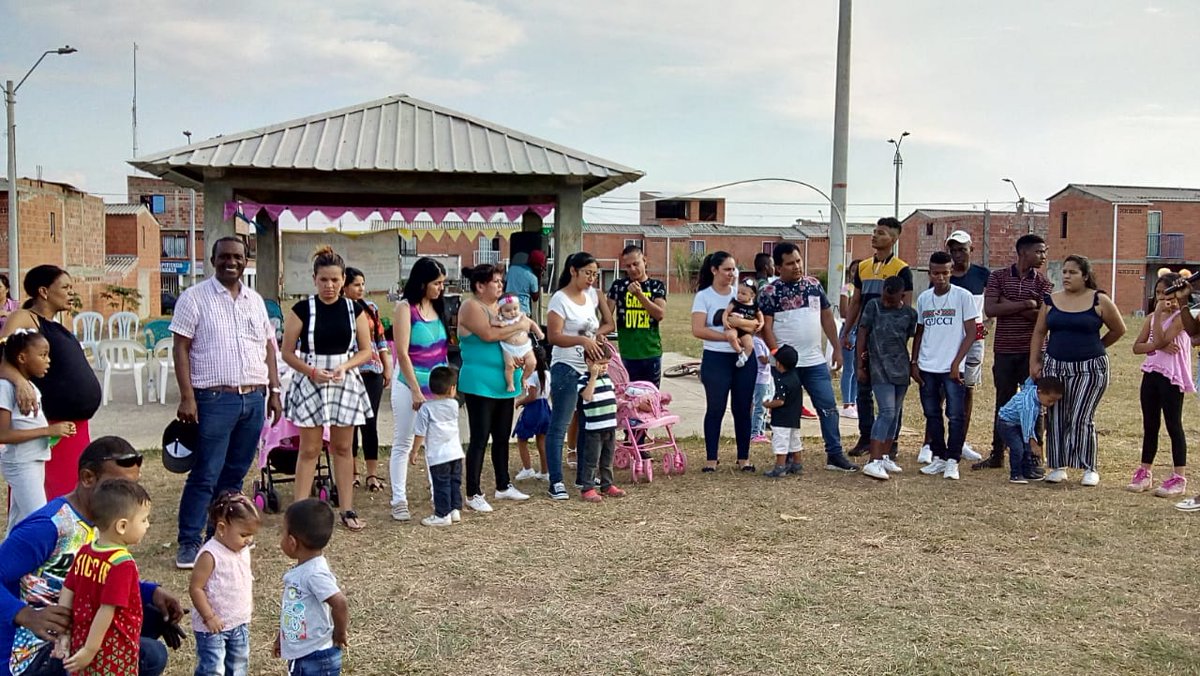 Loboaalcalde's tweet photo. La alegría y la inocencia de los pequeños son parte esencial de nuestras vidas. Hoy en el festival de cometas compartiendo con los hijos e hijas del liderazgo social de la #CiudadelaTerranova. Gracias por su compromiso con la niñez de #Jamundí #JamundíRenaciente #LoboaAlcalde https://t.co/UfkCaFe6Jc