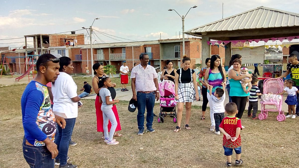 Loboaalcalde's tweet photo. La alegría y la inocencia de los pequeños son parte esencial de nuestras vidas. Hoy en el festival de cometas compartiendo con los hijos e hijas del liderazgo social de la #CiudadelaTerranova. Gracias por su compromiso con la niñez de #Jamundí #JamundíRenaciente #LoboaAlcalde https://t.co/UfkCaFe6Jc