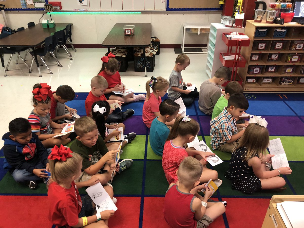 LcMartin1's tweet image. Kindergarten day 3: learning to cutting and first time with books in their hands!! @gle_wildcats