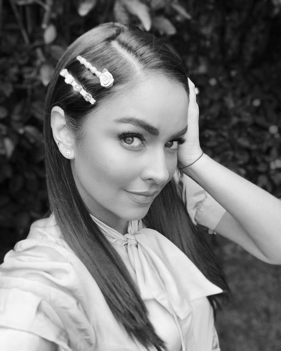 badpostclaudia's tweet photo. I love this look 💚 @claudia3martin https://t.co/5GY6aDtG2S