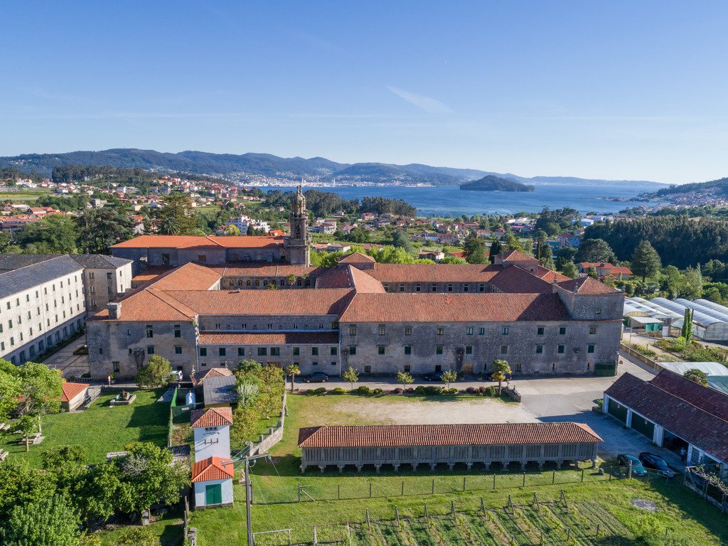 turisriasbaixas's tweet photo. El monasterio de San Xoán de #Poio acogió la primera Escola de Canteiros de Galicia, cuenta con un magnífico mosaico del Camino y una impresionante biblioteca. Ven a conocer esta joya del patrimonio de #PontevedraProvincia con #HambredeExperiencias 👉 https://t.co/0tnHcStNIu https://t.co/sMjmhmOQmA