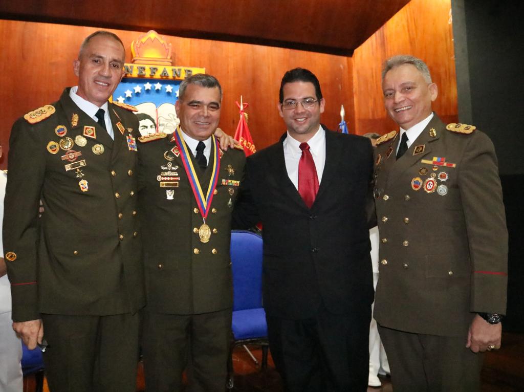 📣 || Ante el juramento de impulsar el patriotismo, el ideal bolivariano y el legado del Cmdte. Supremo Hugo Chávez, el MG. <a href="/angiolillofp/">angiolillofp@hotmail.com</a> recibe el Rectorado de la <a href="/unefa_ve/">UNEFA</a>.