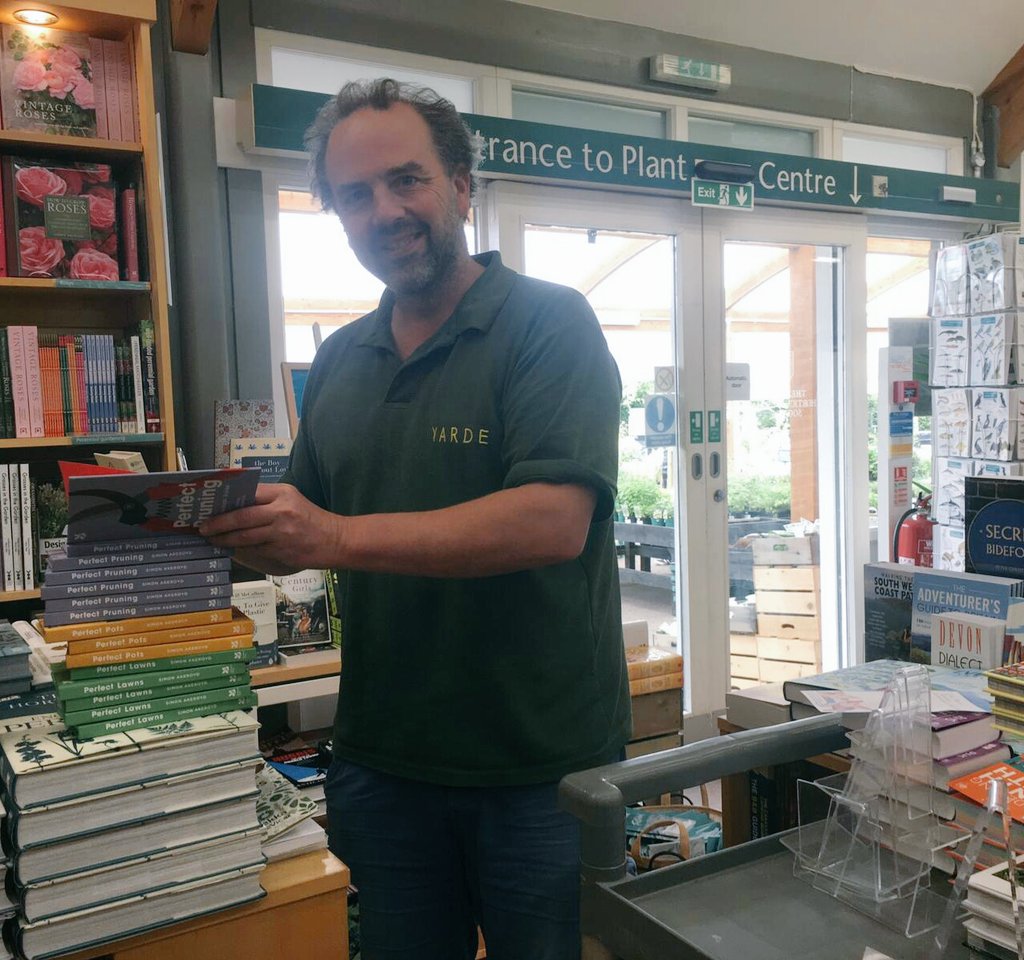 SimonAkeroyd's tweet image. Signing a few of my gardening books today @RHS_Rosemoor including my 3 latest
#PerfectPots
#PerfectLawns
#PerfectPruning
@PavilionBooks @NTBooks