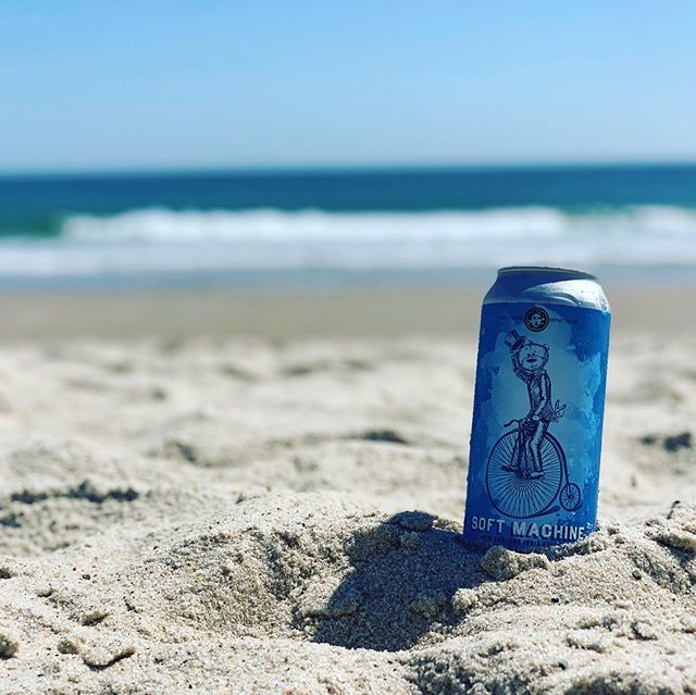 MedusaBrewing's tweet photo. It’s not just sand that can be soft on your beach days... 🏖 .
.
.
.
.
.
.
.
.
.
#softmachine #medusabeer #medusabrewing #nauset #craftbeer #hudsonma #beachbeer #craftbear https://t.co/10SQPEAB55 https://t.co/GxpjniQL6U