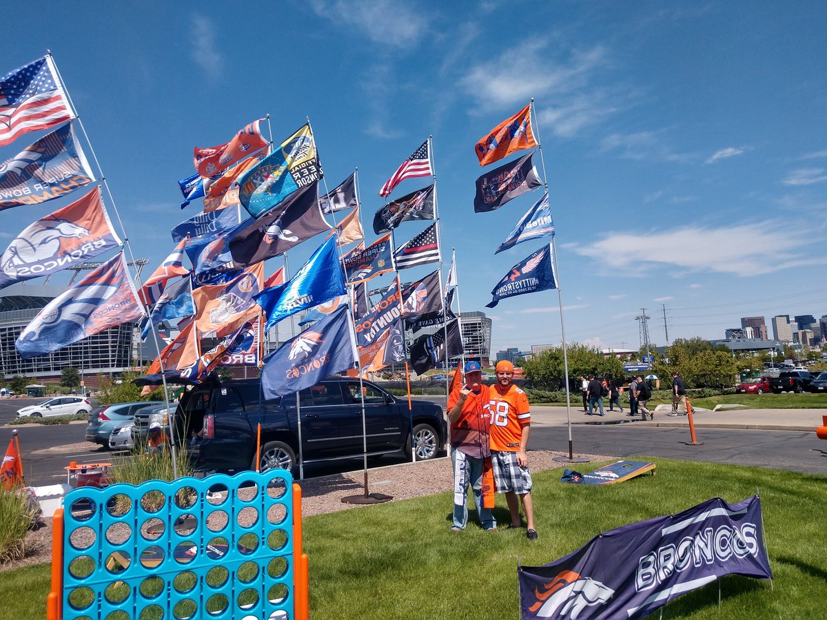 Hoodlum71's tweet photo. #tailgating b4 #SFvsDEN @Broncos @A1flags @TailgateConnec @tailgatingpics getting ready for the season. Got to get it right, lost 1 ipod to the heat & a speaker died, #tailgateoftheweek got pizza from @PapaJohns #milehiflagman #60flags https://t.co/xtuuyAOEEP