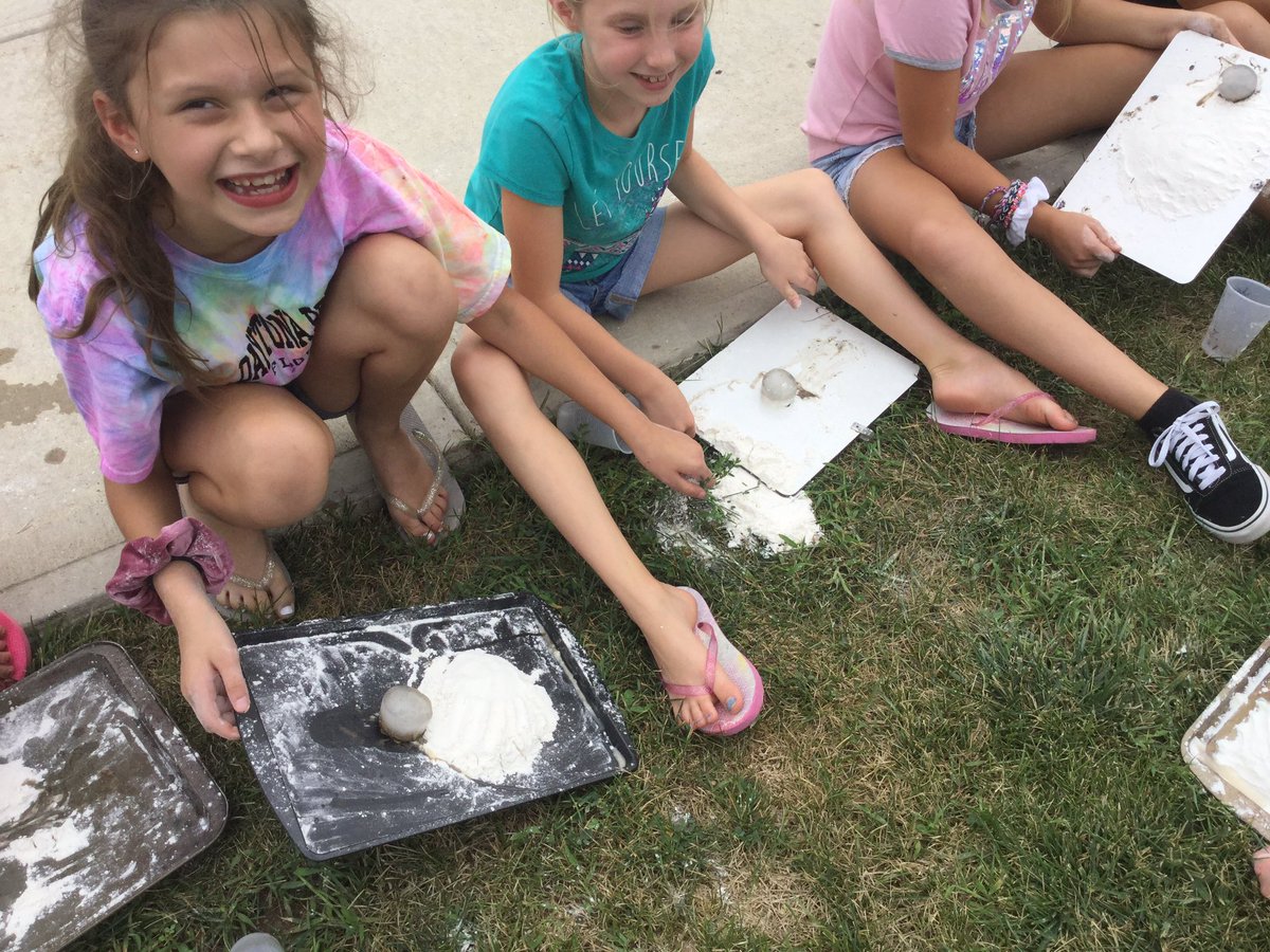 mrsjfourthgrade's tweet photo. Today we made glaciers to see their effect on land. https://t.co/kFeBFMR8cu