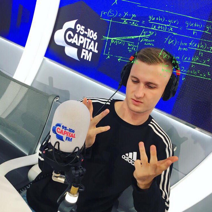 DavidGoodings's tweet photo. Radio presenters trying to back time dead on the hour like... 🥴🤦🏼‍♂️😂 https://t.co/bV5ejGmlu6