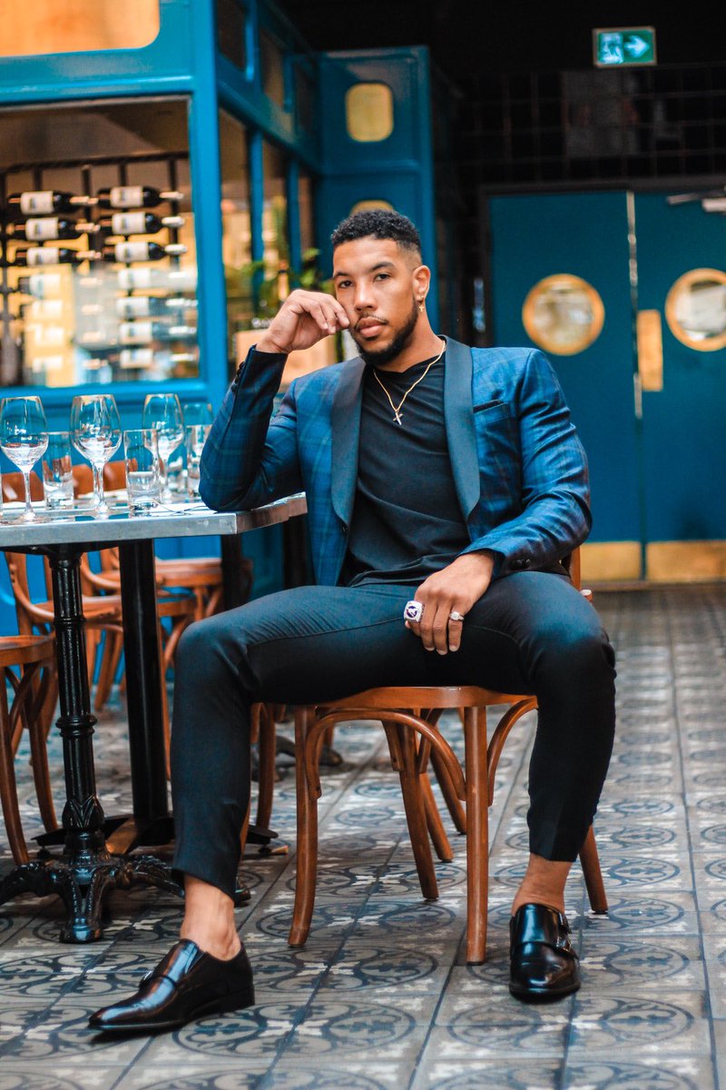 ReggieBegelton's tweet photo. “Dress like you own the bank. Not like you need a loan from it.” - Louis Raphael 
. 📸: @BLVCK_VISUALS 
. 👔: @SupremeMensWear 
#blessed #MensFashion #MensStyle #BlackMenFashion #BlackMaleFashion #MensLifestyle #MenInSuits #gq #gqmagazine #fashion https://t.co/sPO1wkIZys