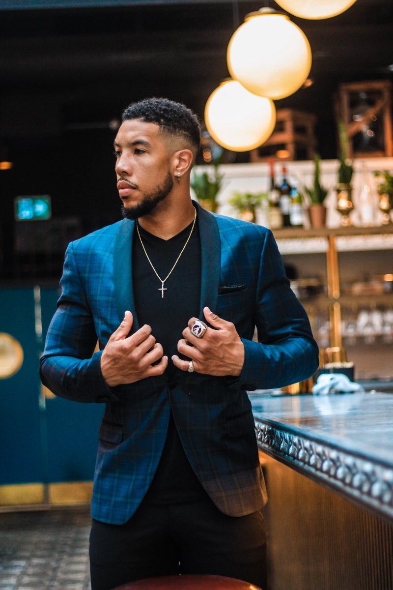 ReggieBegelton's tweet photo. “Dress like you own the bank. Not like you need a loan from it.” - Louis Raphael 
. 📸: @BLVCK_VISUALS 
. 👔: @SupremeMensWear 
#blessed #MensFashion #MensStyle #BlackMenFashion #BlackMaleFashion #MensLifestyle #MenInSuits #gq #gqmagazine #fashion https://t.co/sPO1wkIZys