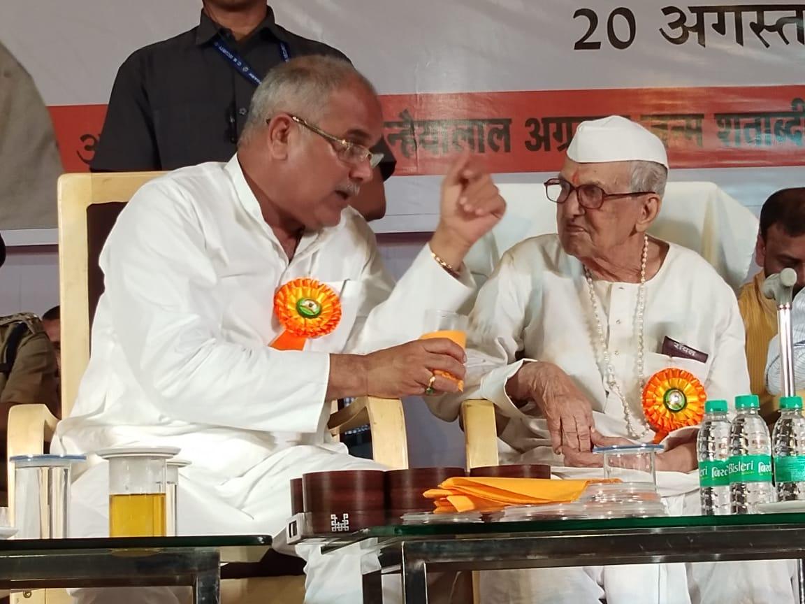 firstkhabar's tweet photo. जाने माने स्वतंत्रता संग्राम सेनानी #कन्हैयालाल_अग्रवाल ने आज अपना 100वां जन्मदिन मनाया। उनके जन्म शताब्दी वर्ष के अवसर पर छत्तीसगढ़ के #राजनांदगांव में आयोजित कार्यक्रम में मुख्यमंत्री #भूपेश_बघेल ने उनका अभिनंदन किया।

#Chhattisgarh #100thBday https://t.co/C8JtXHbZVB